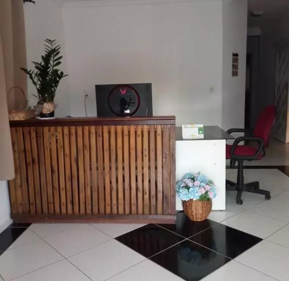 Hostel E Pousada Orquídea