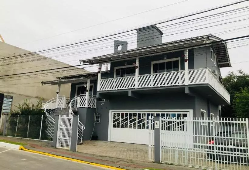 Hostel E Pousada Orquídea