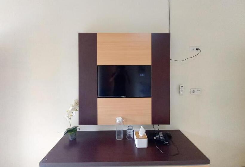 Отель Aroel Homestay Mitra Reddoorz