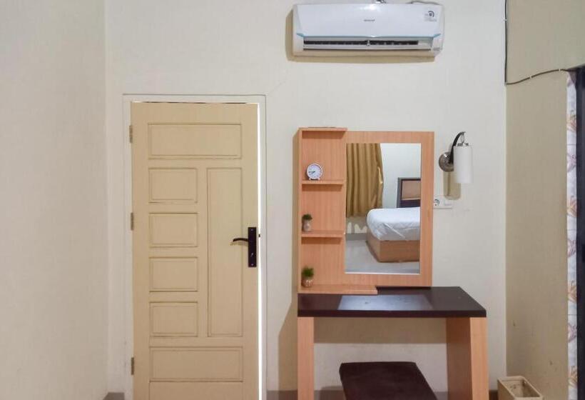 Отель Aroel Homestay Mitra Reddoorz