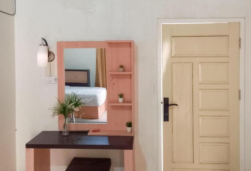 Отель Aroel Homestay Mitra Reddoorz