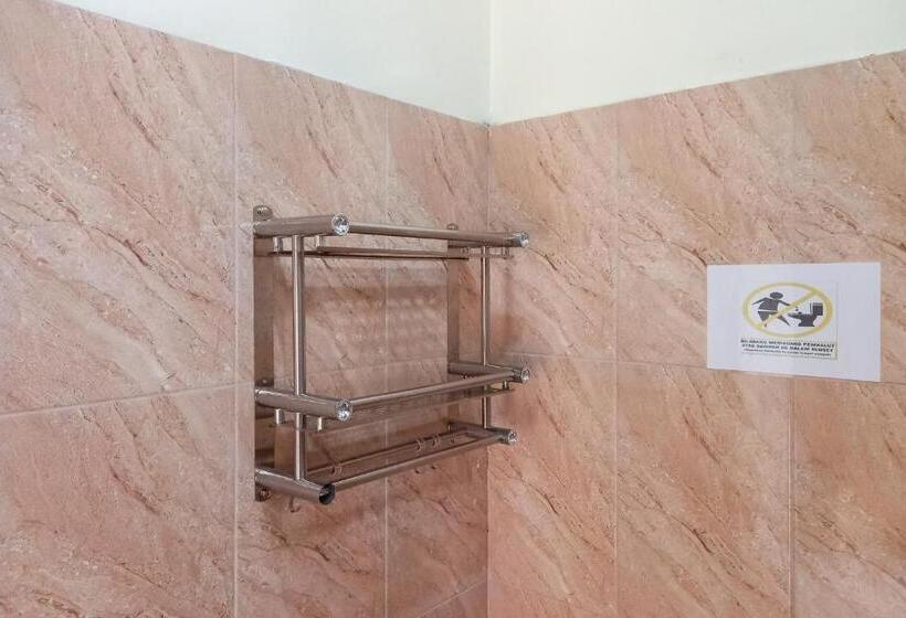 Отель Aroel Homestay Mitra Reddoorz