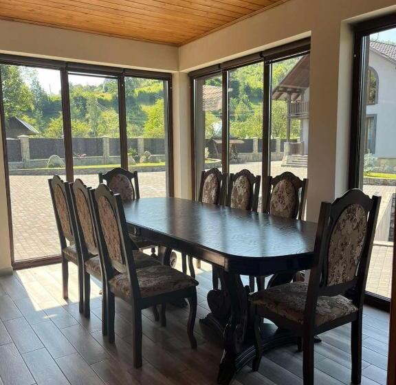 ホテル гуцульська хата