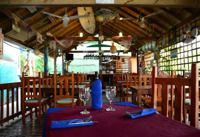 هتل West Bay Lodge And Spa