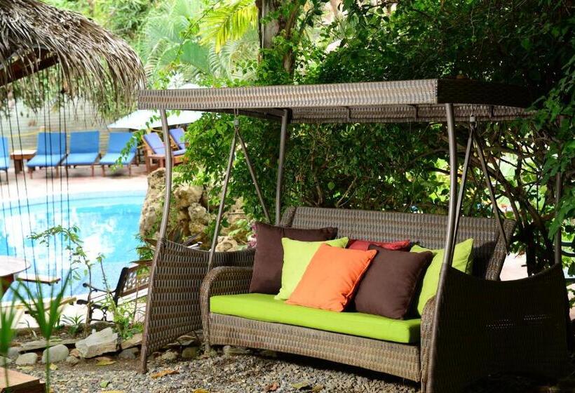 هتل West Bay Lodge And Spa