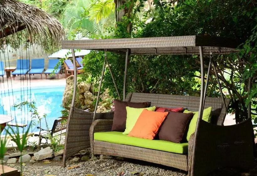 هتل West Bay Lodge And Spa