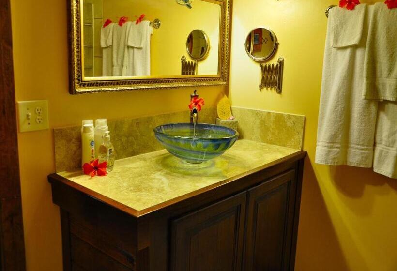 هتل West Bay Lodge And Spa