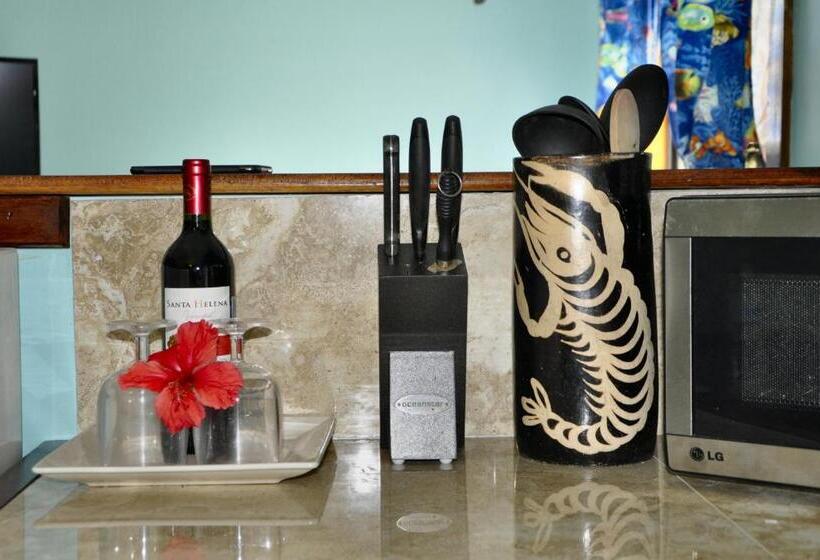 هتل West Bay Lodge And Spa