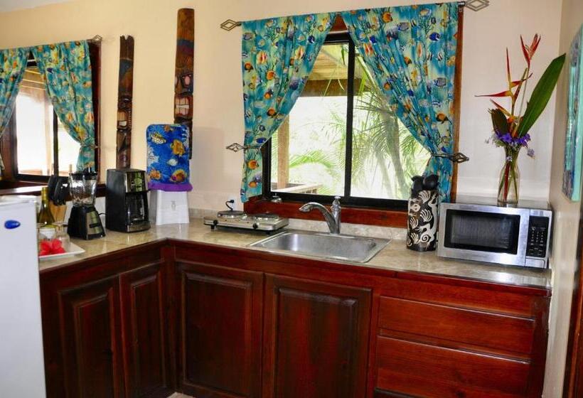 هتل West Bay Lodge And Spa