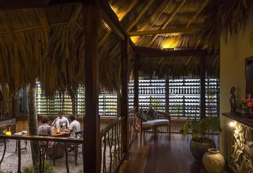 استراحتگاه Turtle Inn By Francis Ford Coppola