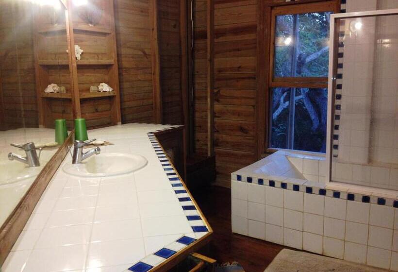 Roatan Bed & Breakfast Apartments