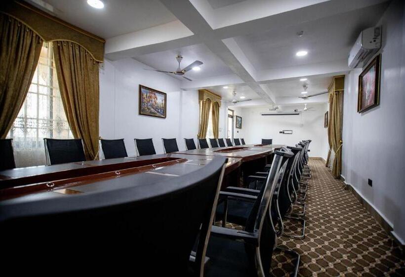 酒店 De Ofosu Plaza