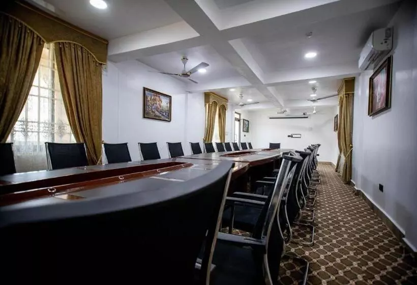 هتل De Ofosu Plaza