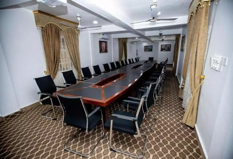هتل De Ofosu Plaza