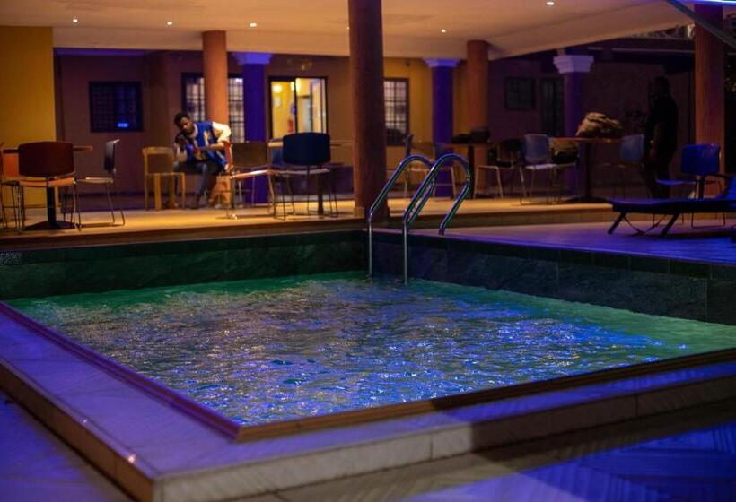 酒店 De Ofosu Plaza