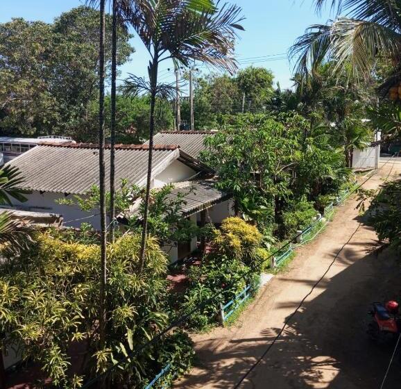 בית מלון כפרי No Name Beach Resort