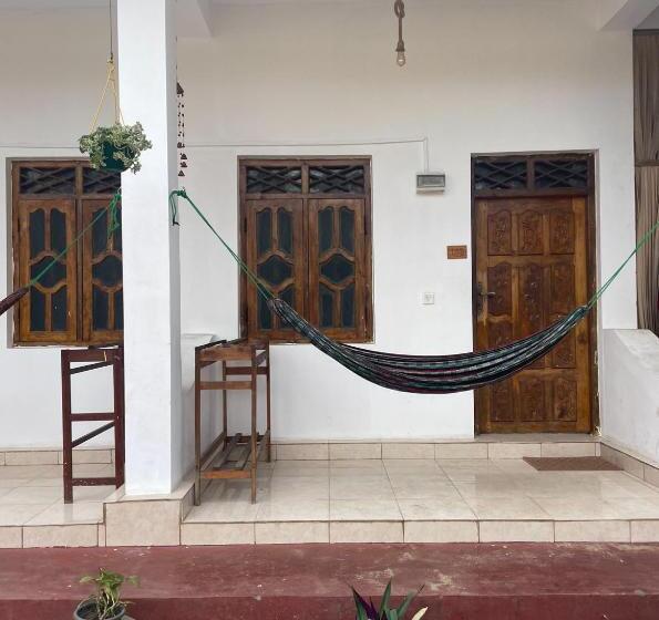 בית מלון כפרי No Name Beach Resort