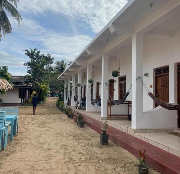 בית מלון כפרי No Name Beach Resort