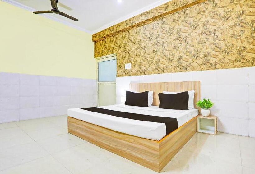 בית מלון כפרי Oyo Garv Residency