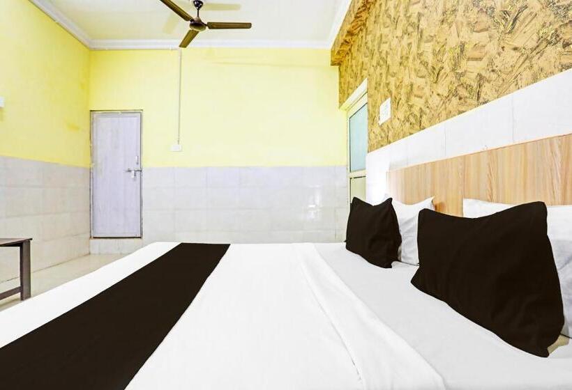 בית מלון כפרי Oyo Garv Residency