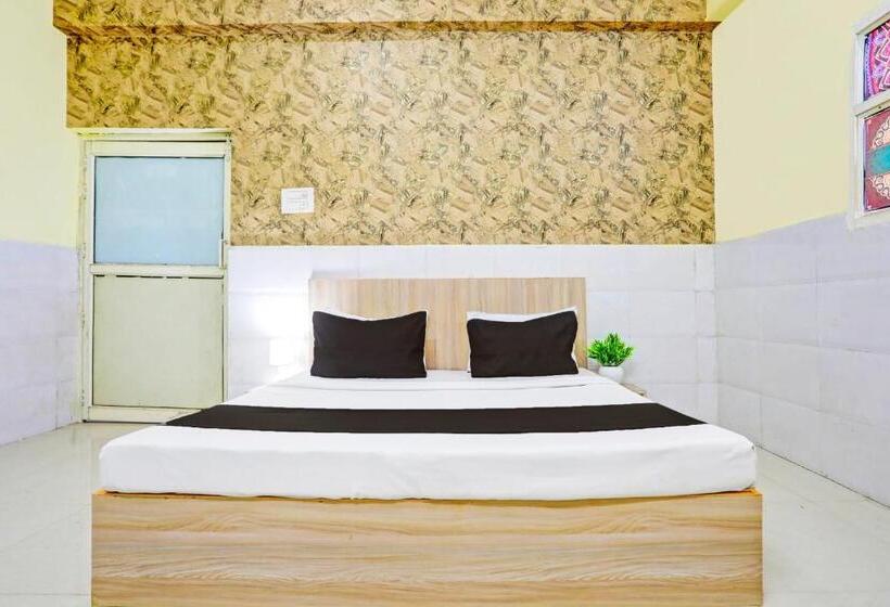 בית מלון כפרי Oyo Garv Residency