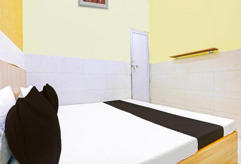 בית מלון כפרי Oyo Garv Residency