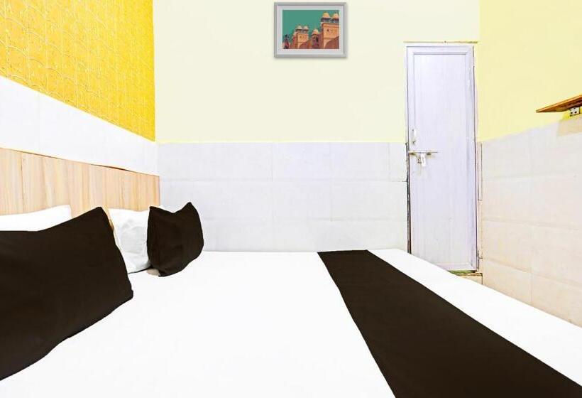 בית מלון כפרי Oyo Garv Residency