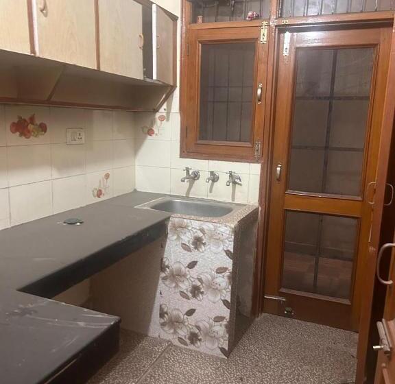 تختخواب و صبحانه Residential House