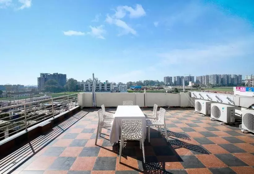 هتل Alfha Street Guest House