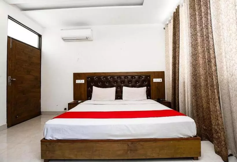 هتل Alfha Street Guest House