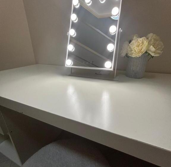 Отель The Red Rose Retreat