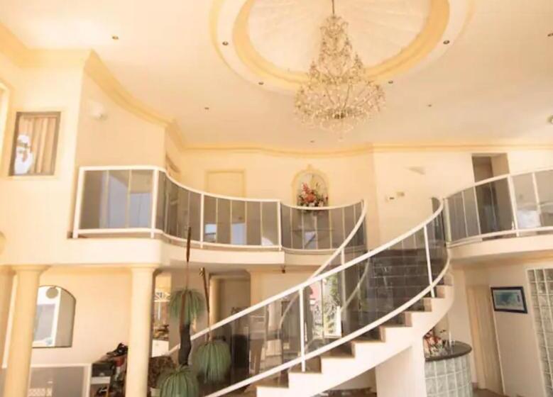 Отель The Red Rose Retreat