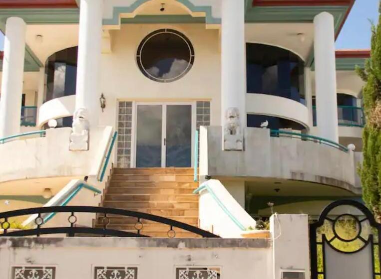 Отель The Red Rose Retreat