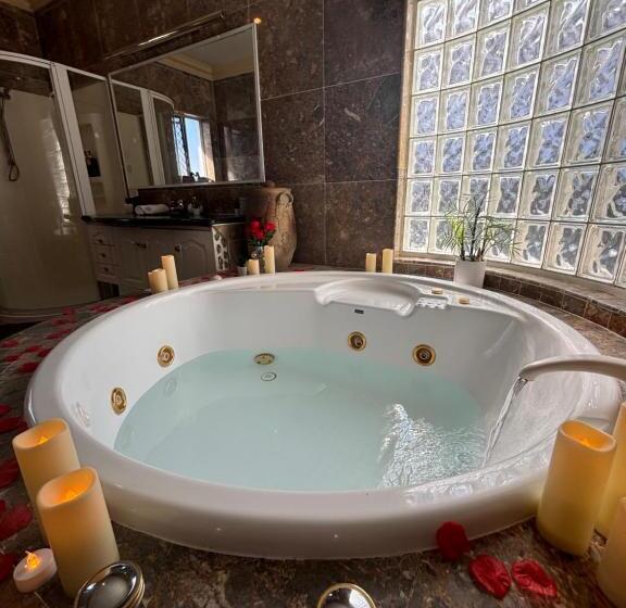 Отель The Red Rose Retreat