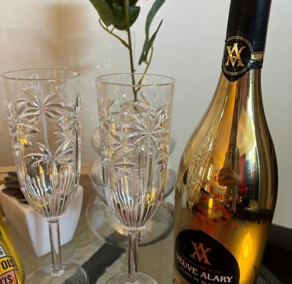 Отель The Red Rose Retreat