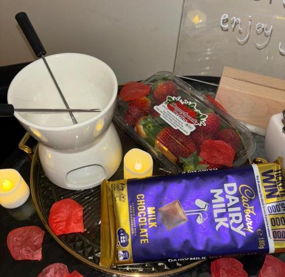 Отель The Red Rose Retreat