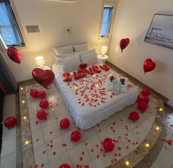 Отель The Red Rose Retreat