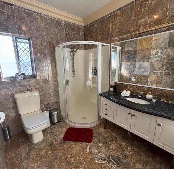 Отель The Red Rose Retreat