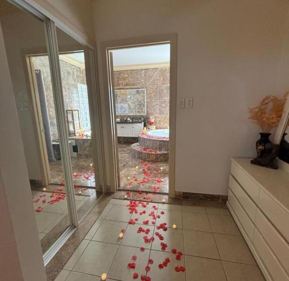 Отель The Red Rose Retreat