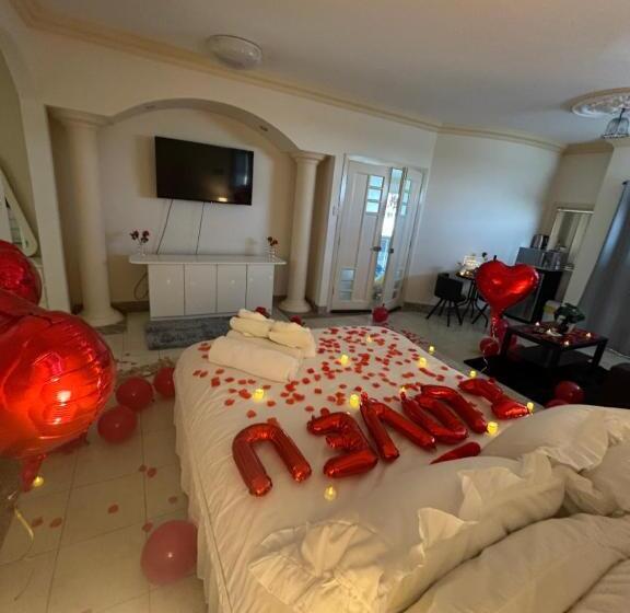 Отель The Red Rose Retreat