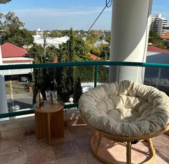 Отель The Red Rose Retreat