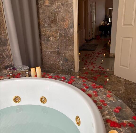 Отель The Red Rose Retreat