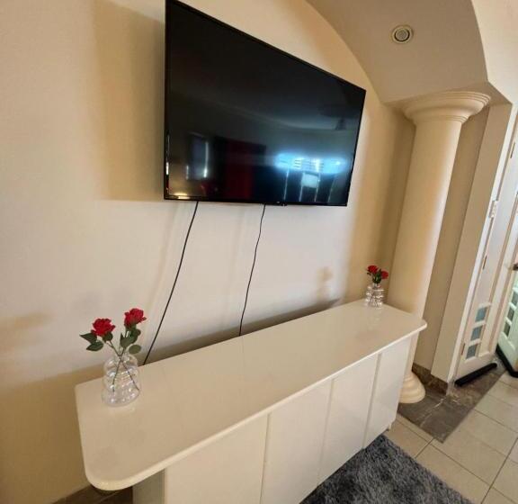 Отель The Red Rose Retreat