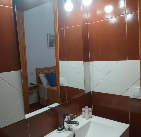 Pensió La Tortuga Lodging