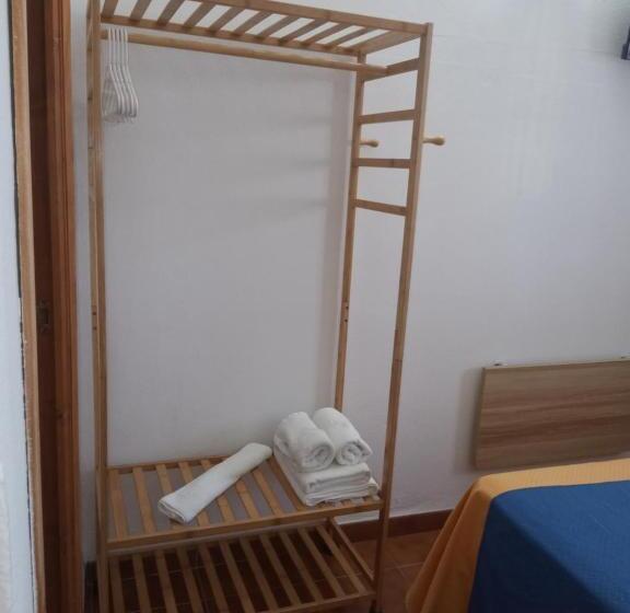 Pensió La Tortuga Lodging