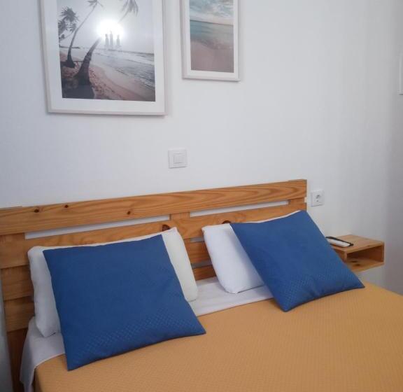 Pensió La Tortuga Lodging