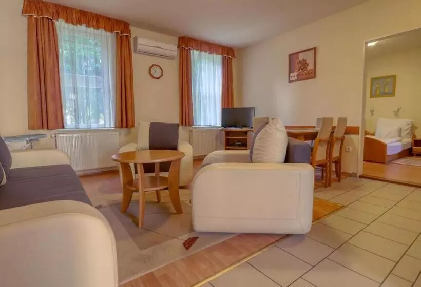 Villa Park Apartmanház