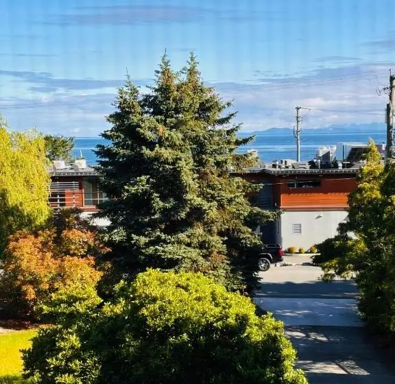 ベッドアンドブレックファースト Oceanside Manor   Fancy Room   Golf Course & Beach View