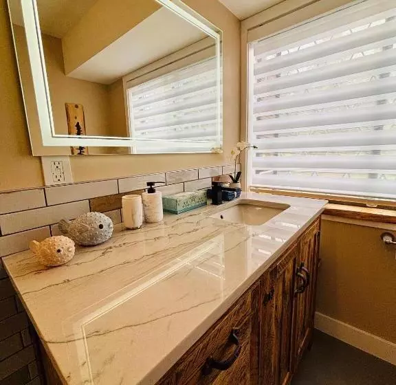 ベッドアンドブレックファースト Oceanside Manor   Fancy Room   Golf Course & Beach View