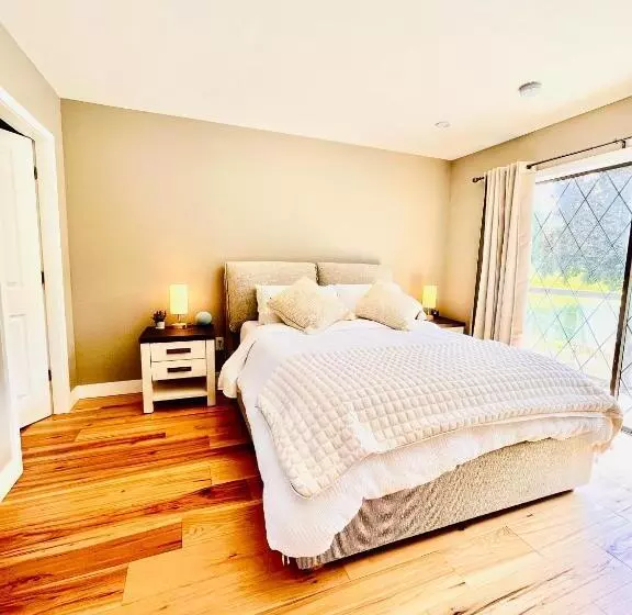 ベッドアンドブレックファースト Oceanside Manor   Fancy Room   Golf Course & Beach View